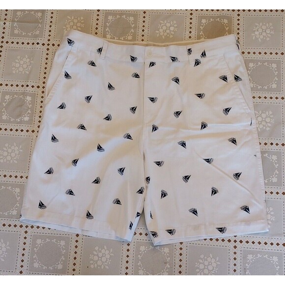 IZOD Mens White Shorts Blue Sail Boats Flat Front Cotton Size 40 - Picture 1 of 3
